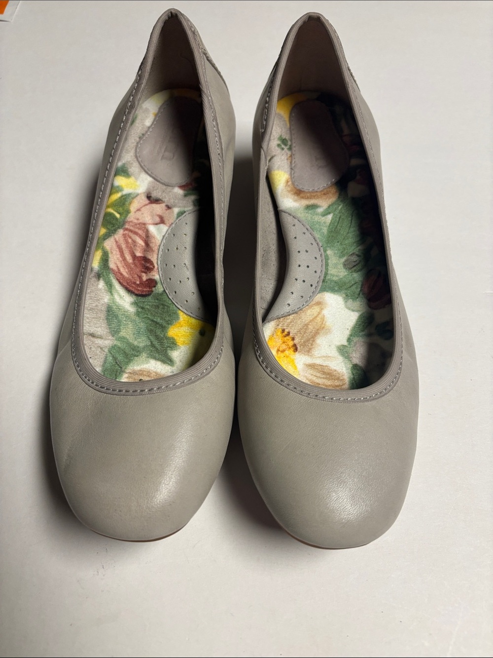 Born Light Gray Leather pumps with Floral Insole